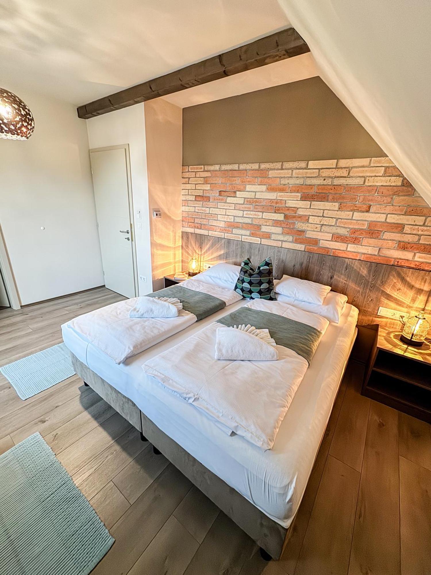Dreko Panzio & Borbisztro Bed and Breakfast Győrújbarát Exteriör bild