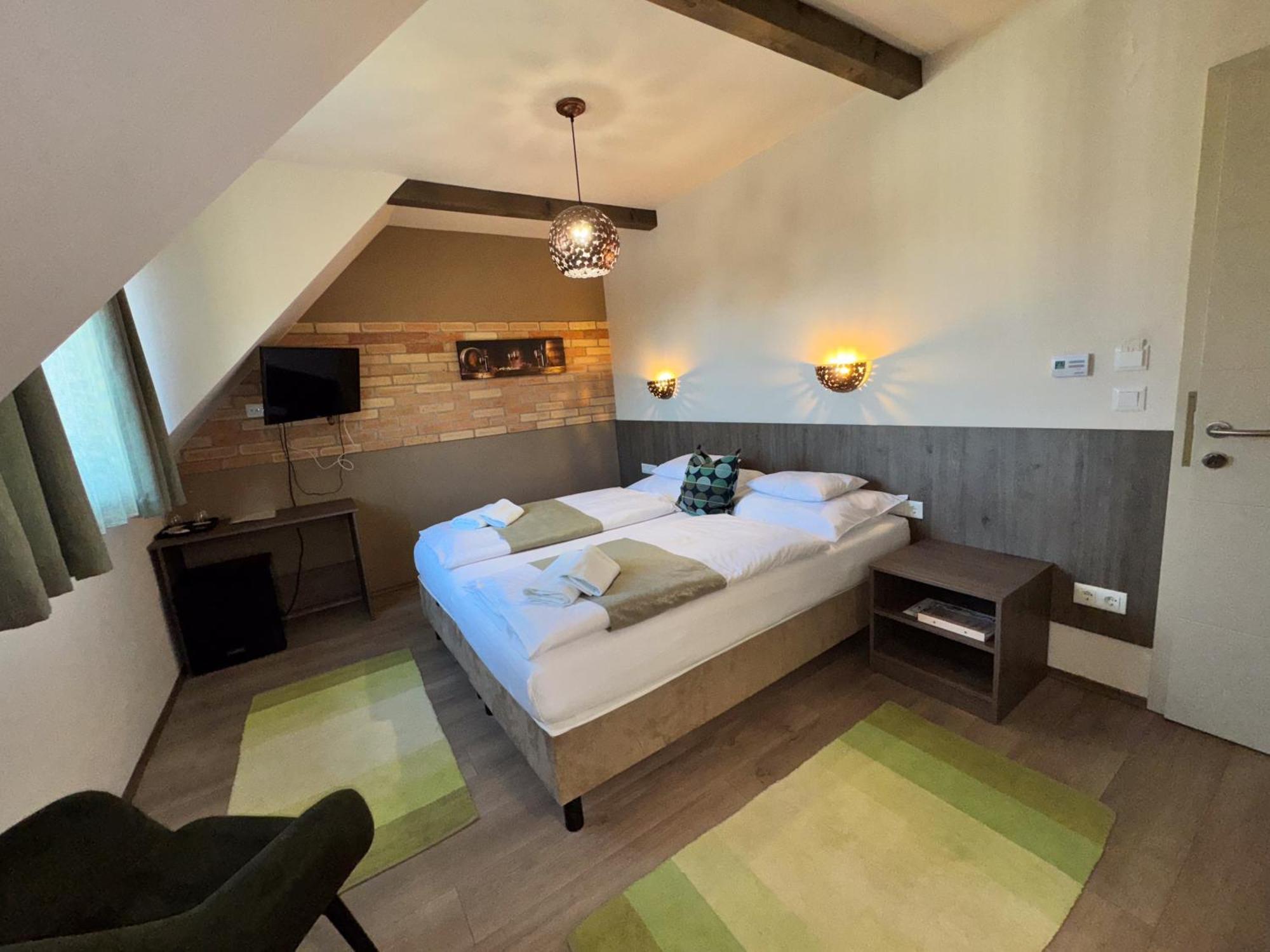 Dreko Panzio & Borbisztro Bed and Breakfast Győrújbarát Exteriör bild
