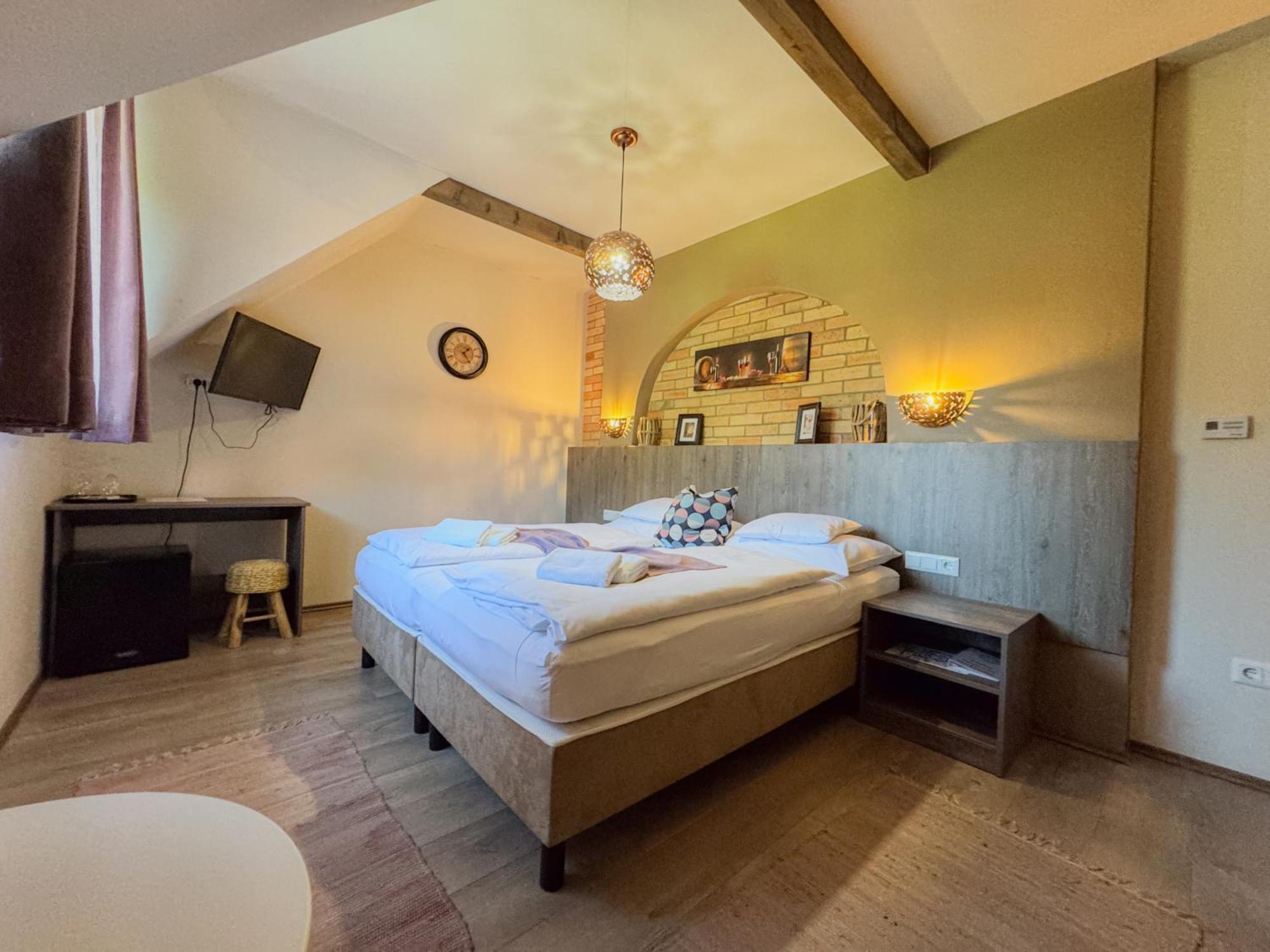 Dreko Panzio & Borbisztro Bed and Breakfast Győrújbarát Exteriör bild